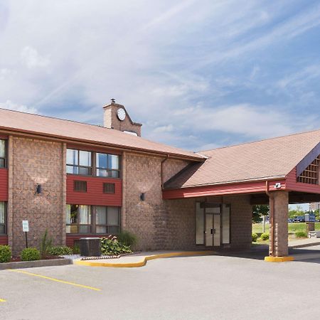 Travelodge By Wyndham Барри Экстерьер фото