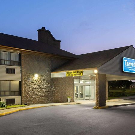 Travelodge By Wyndham Барри Экстерьер фото