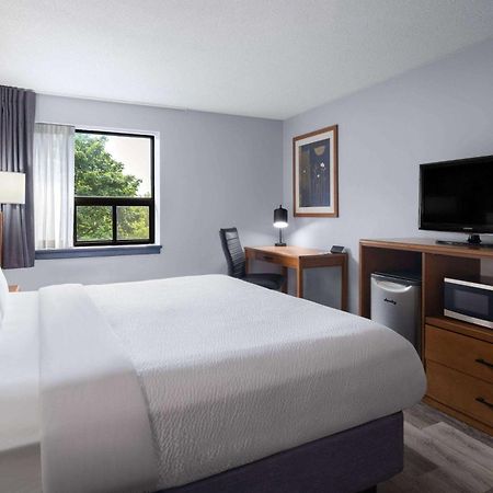 Travelodge By Wyndham Барри Экстерьер фото
