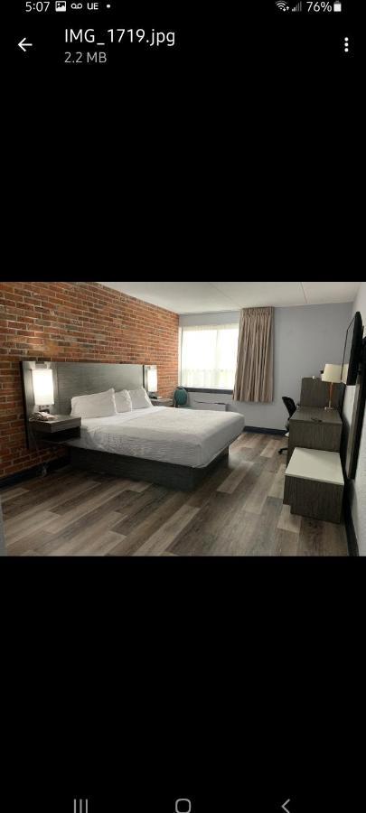 Travelodge By Wyndham Барри Экстерьер фото
