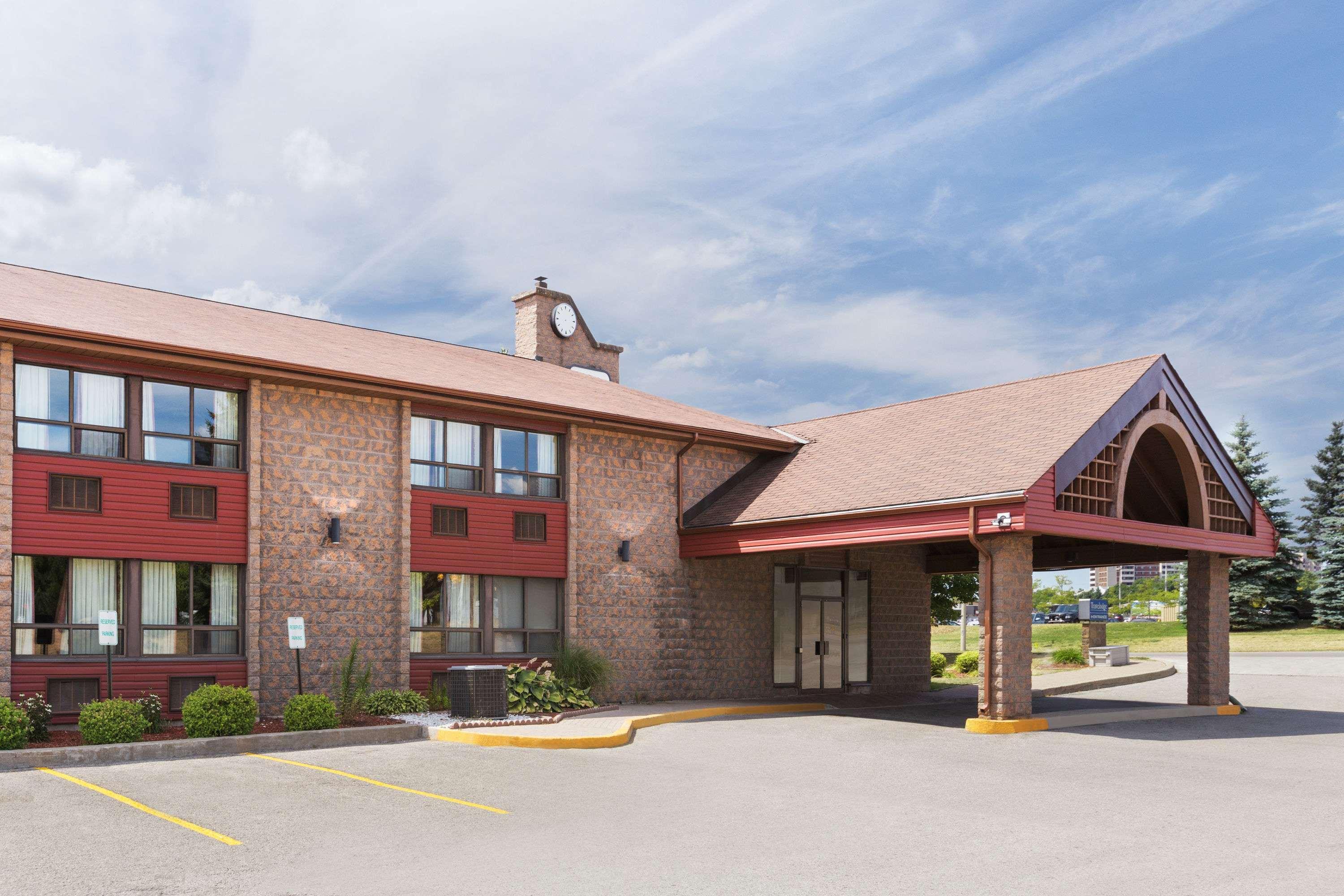 Travelodge By Wyndham Барри Экстерьер фото