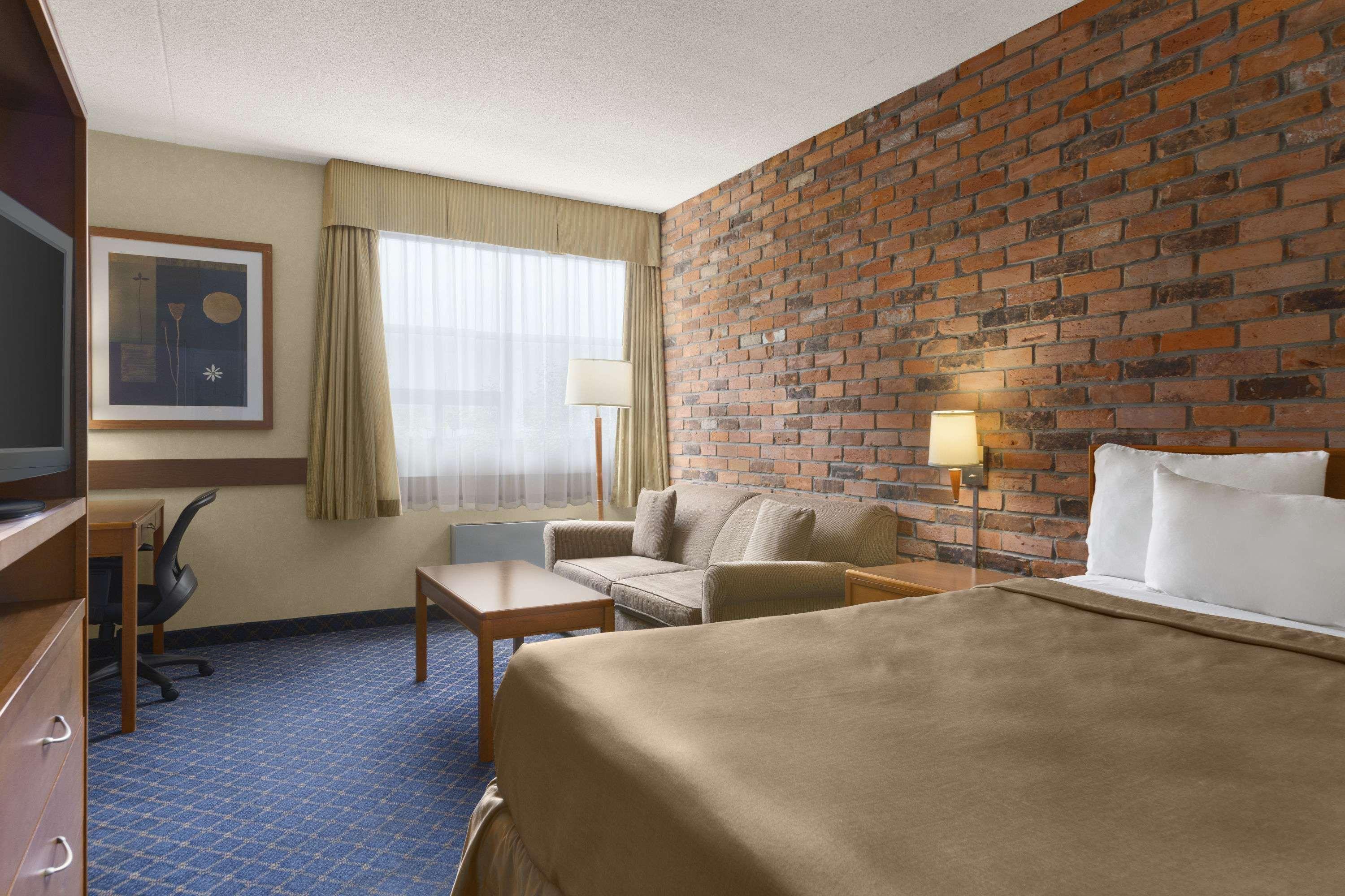 Travelodge By Wyndham Барри Экстерьер фото