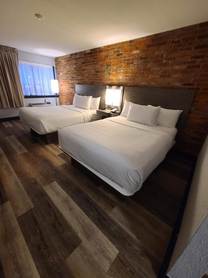 Travelodge By Wyndham Барри Экстерьер фото