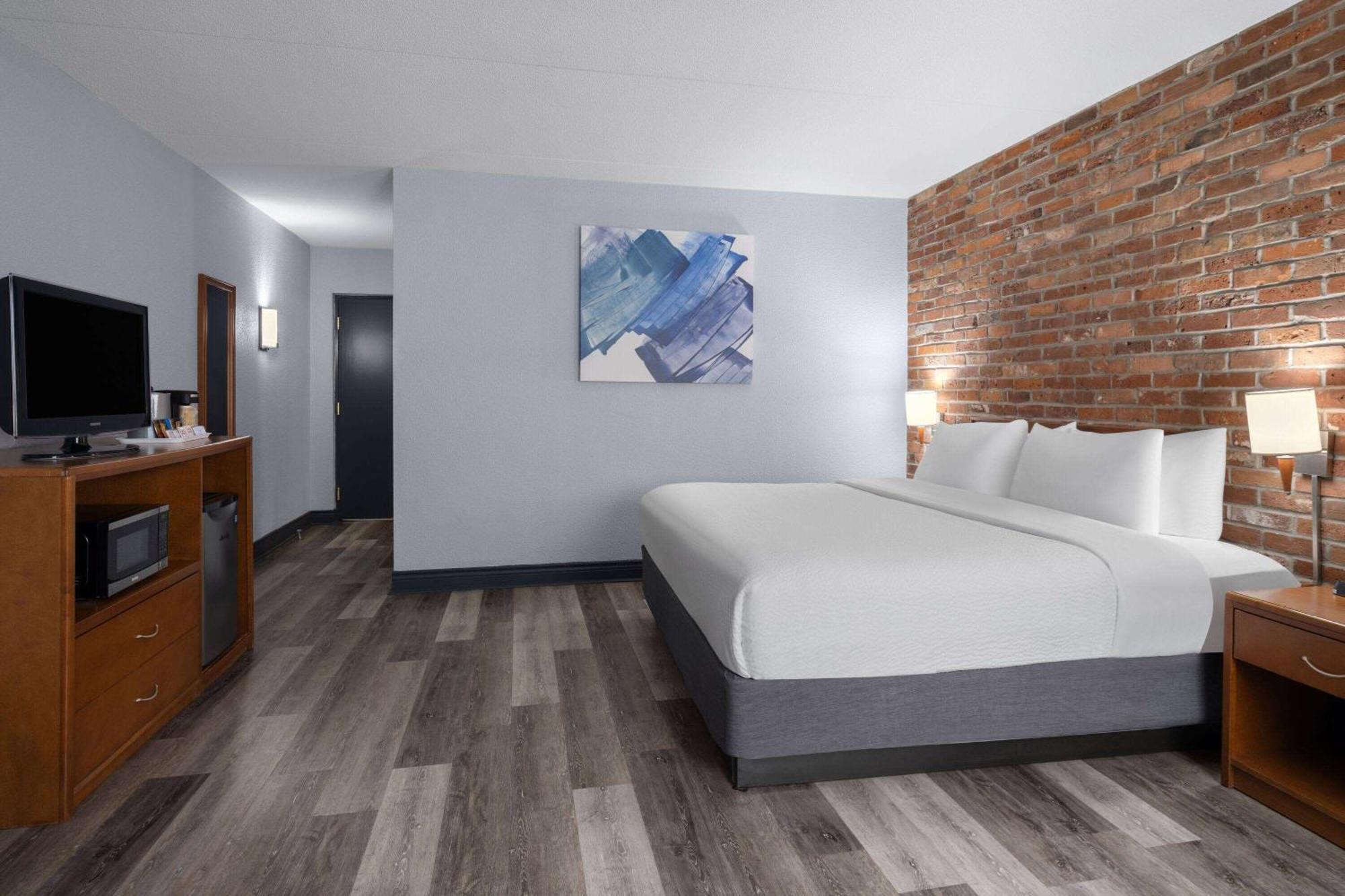 Travelodge By Wyndham Барри Экстерьер фото
