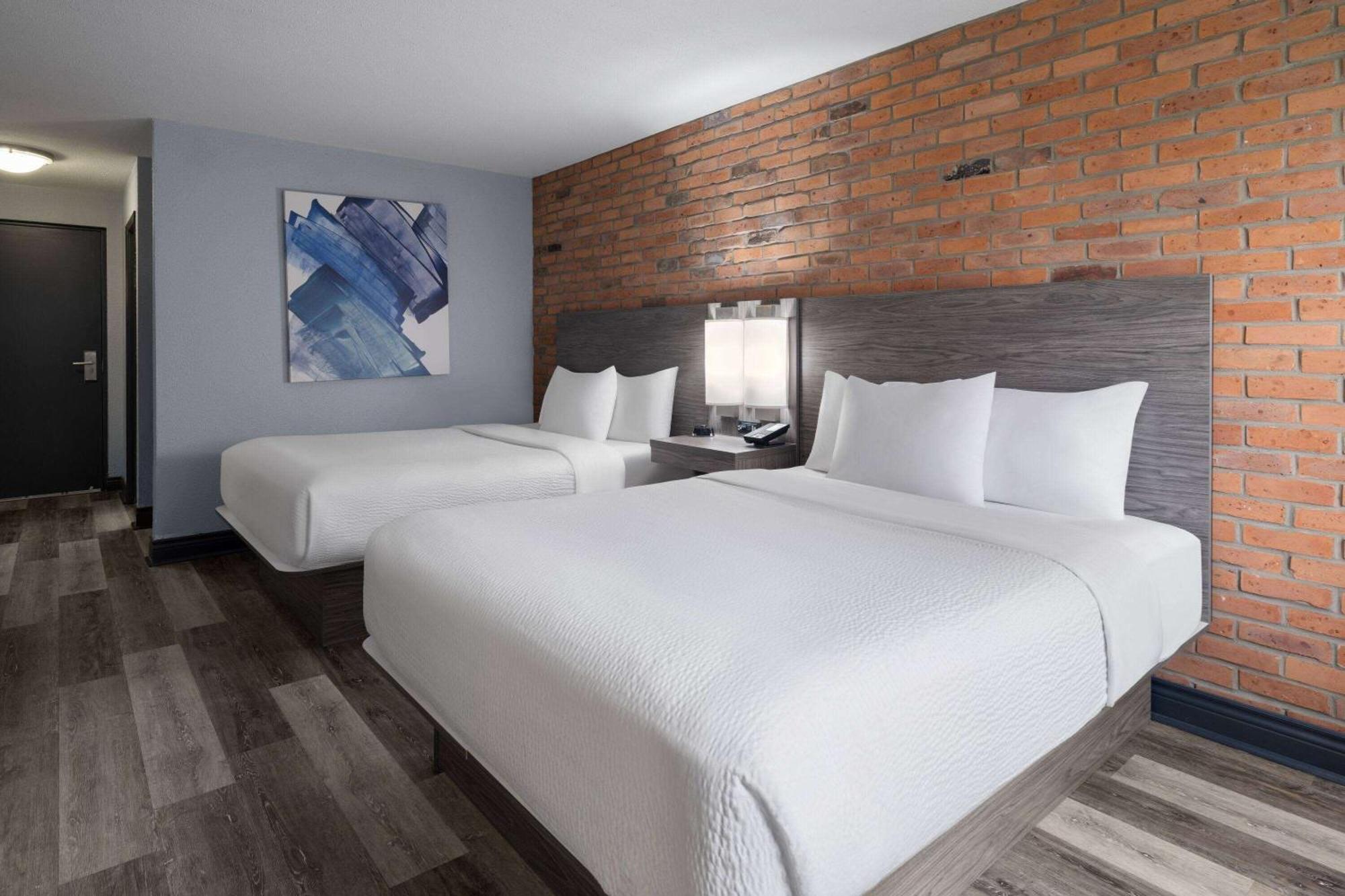 Travelodge By Wyndham Барри Экстерьер фото