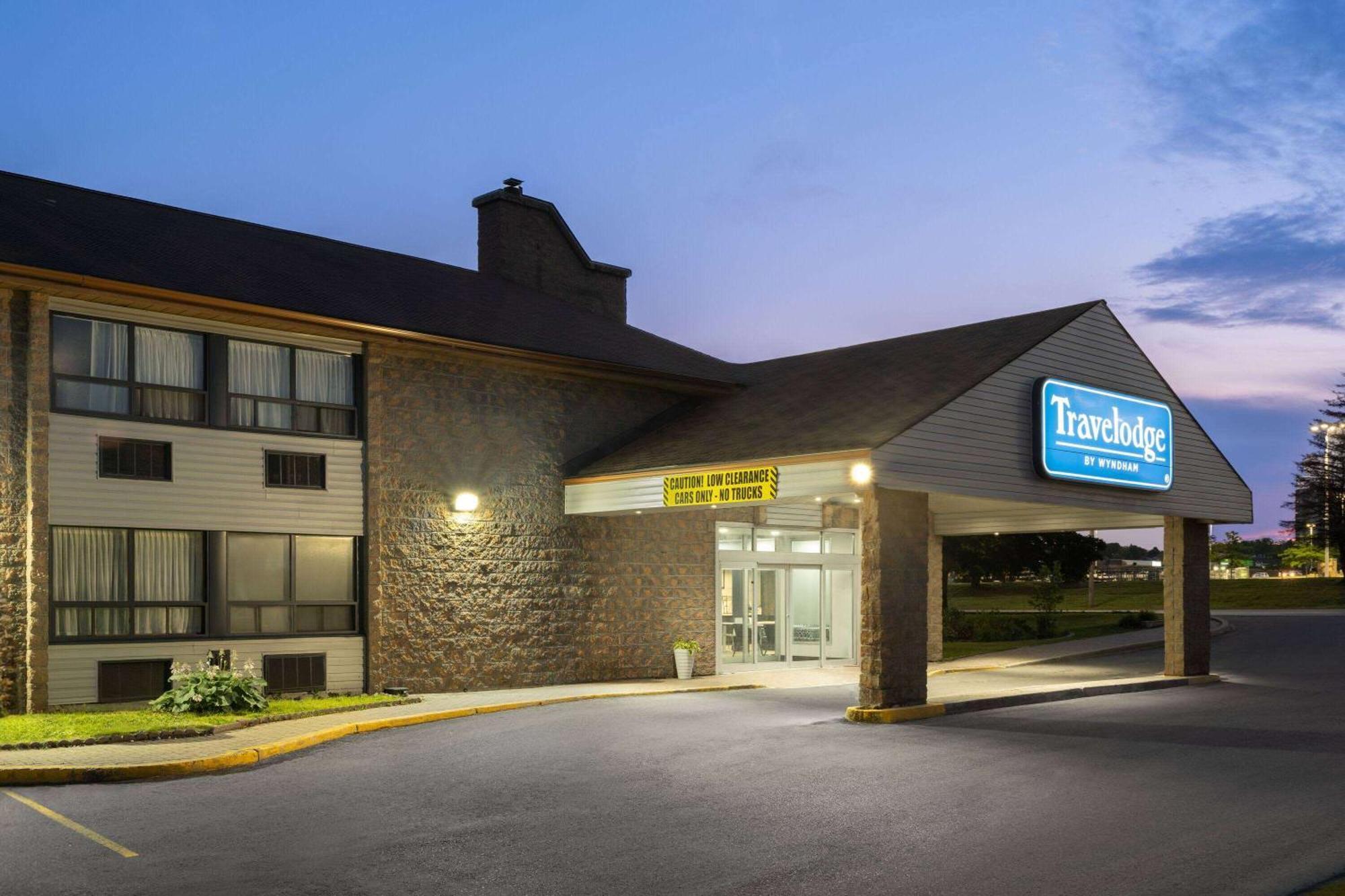 Travelodge By Wyndham Барри Экстерьер фото