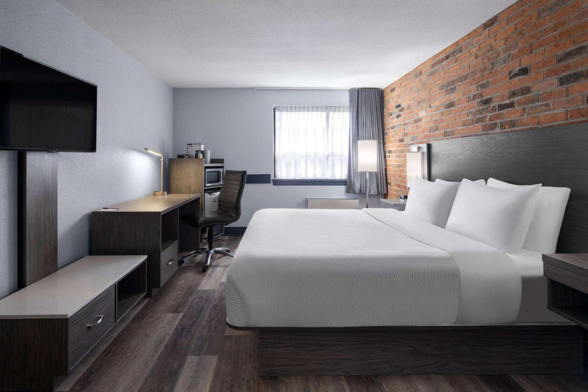 Travelodge By Wyndham Барри Экстерьер фото