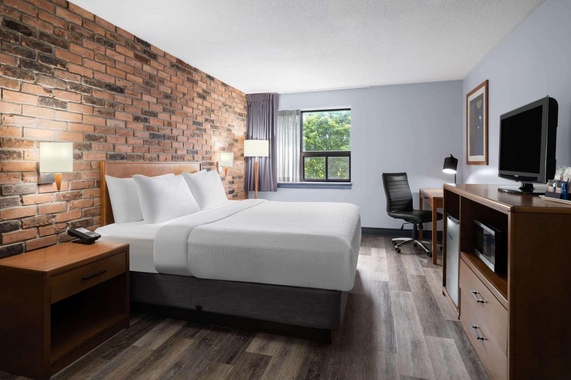 Travelodge By Wyndham Барри Экстерьер фото