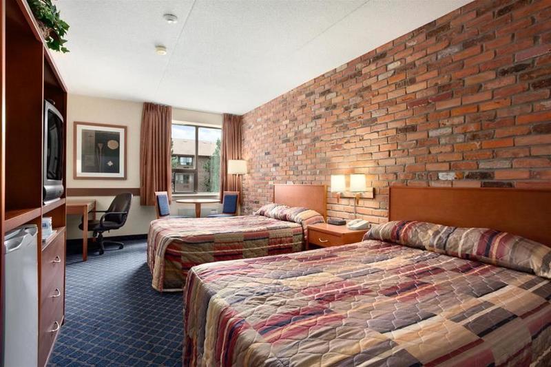 Travelodge By Wyndham Барри Экстерьер фото