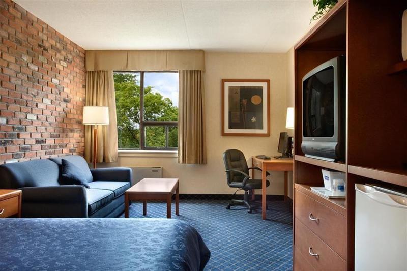 Travelodge By Wyndham Барри Экстерьер фото